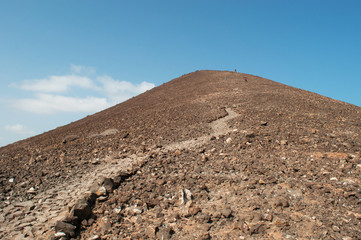 Fuerteventura, Isole Canarie: il sentiero che porta alla cima del vulcano Caldera sull'isolotto di Lobos il 4 settembre 2016