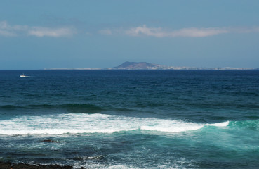 Fuerteventura, Isole Canarie: l'isola di Lanzarote vista dall'isolotto di Lobos il 4 settembre 2016