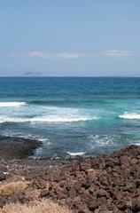Fuerteventura, Isole Canarie: l'isola di Lanzarote vista dall'isolotto di Lobos il 4 settembre 2016