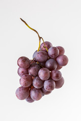 Rote Weintrauben vor hellgrauem Hintergund