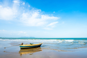 Fototapeta na wymiar Long tail boat on the beach