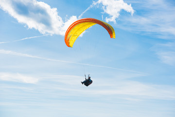 Dem Himmel entgegen mit dem Paragleiter