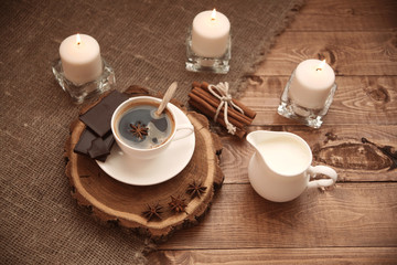 Obraz na płótnie Canvas cup of hot coffee on a wooden tray