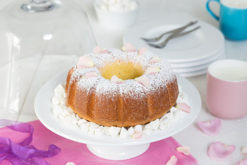 gugelhupf mit puderzucker und blüten