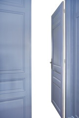 Blaue geöffnete Tür