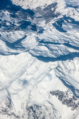 Widok z samolotu na górskie szczyty - Alpy, Francja