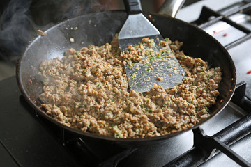 Hackfleisch in der Pfanne