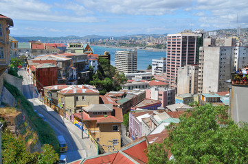 Panorama of the Chilean city of Valparaiso © robnaw