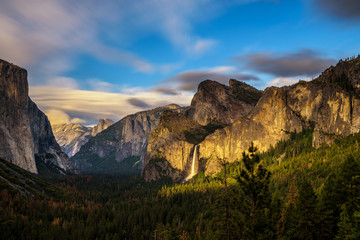 Fototapeta na wymiar Yosemite Valley and Bridalveil Fall at sunset