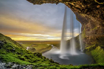Photo sur Plexiglas Cascades Coucher de soleil sur la célèbre cascade de Seljalandsfoss en Islande
