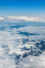 Widok z samolotu na horyzont i górskie szczyty - Alpy, Francja