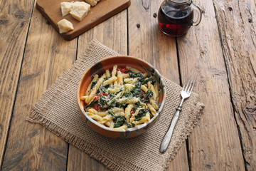 pasta italian con spinaci pomodoro e formaggio sfondo tavolo di cucina 