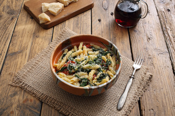 pasta italian con spinaci pomodoro e formaggio sfondo tavolo di cucina 