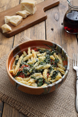 pasta italian con spinaci pomodoro e formaggio sfondo tavolo di cucina 