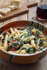 pasta italian con spinaci pomodoro e formaggio sfondo tavolo di cucina 