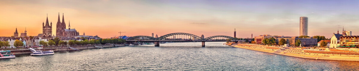 Köln Panorama Skyline mit Rhein, Dom und Hohenzollern Brücke © pixelliebe