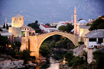 Fototapeta na wymiar Tourists on the the old bridge of Mostar