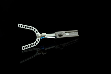 A gauge for dentist reflex on black screen