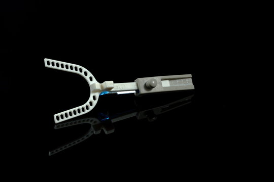 A gauge for dentist reflex on black screen