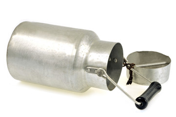 Pot à lait renversé