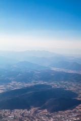 Piękny widok z samolotu na horyzont i górskie szczyty - obrazy, fototapety, plakaty