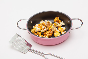pocorn in pan on white backdrounds
