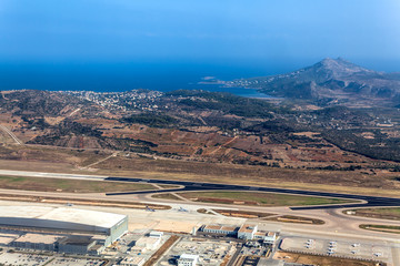 Piękny widok z samolotu na lotnisko i morze - Ateny Grecja - obrazy, fototapety, plakaty