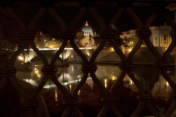 Obraz premium tiber river by night in Rome with the reflection of the city