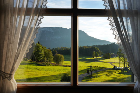 Fototapeta Blick aus dem Fenster in den Bayrischen Alpen 