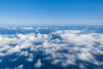 Dynamiczny widok z samolotu na horyzont z niebem i chmurami   - obrazy, fototapety, plakaty
