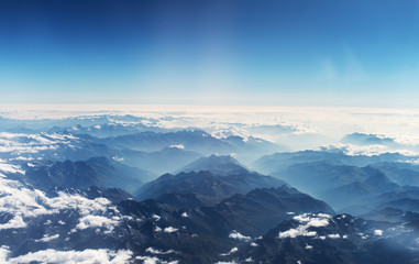 Obraz premium Aerial view of the mountains in the clouds.