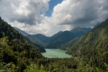 Fototapeta na wymiar Ritsa lake in the mountains of Abkhazia