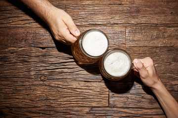 Hände beim anstoßen mit Bier