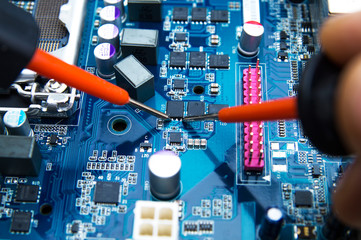 Mainboard - Platine mit Mikroprozessor und Kondensatoren durchmessen