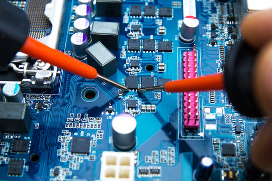 Mainboard - Platine mit Mikroprozessor und Kondensatoren durchmessen