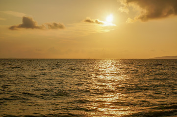 Horizon Sunset at the sea with golden light.