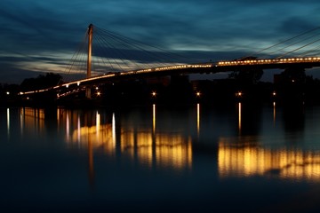 Most nad Renem oświetlony po zachodzie słońca