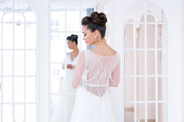 Naklejka premium Young attractive bride with flowers