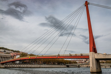 Fototapeta premium La Passerelle du Palais de Justice et la Saône à Lyon