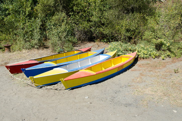 canoë kayak barque colorés au bord de plage