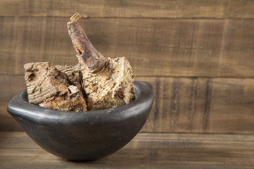 Medicinal raíz de zarzaparrilla - Smilax aspera