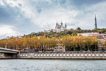 Fourvière vu depuis la Promenade du défilé de la Saône à Lyon