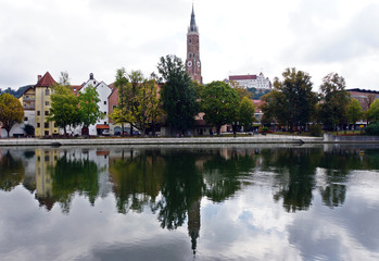 Altstadtpanorama spiegelt sich im der Isar