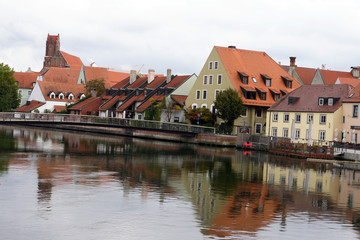Fototapeta na wymiar Altstadtpanorama spiegelt sich im der Isar