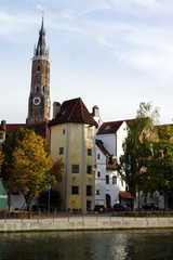 Altstadtpanorama spiegelt sich im der Isar