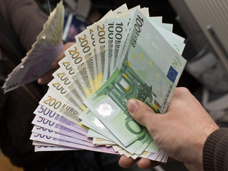 Barzahlung in Europa: Eine Hand voll Geldscheine