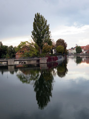 Fototapeta premium Altstadtpanorama spiegelt sich im der Isar