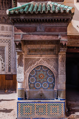 Orientalischer Brunnen in der Medina von Fès; Marokko