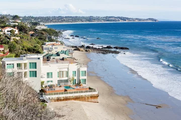 Afwasbaar Fotobehang Kust Huizen aan de oceaan in Malibu, Californië