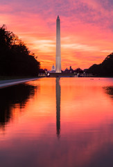 Obraz premium Brilliant sunrise over reflecting pool DC